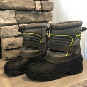 Khombu Justin Thermolite core waterproof, Velcro, rugged sole snow boots size 4